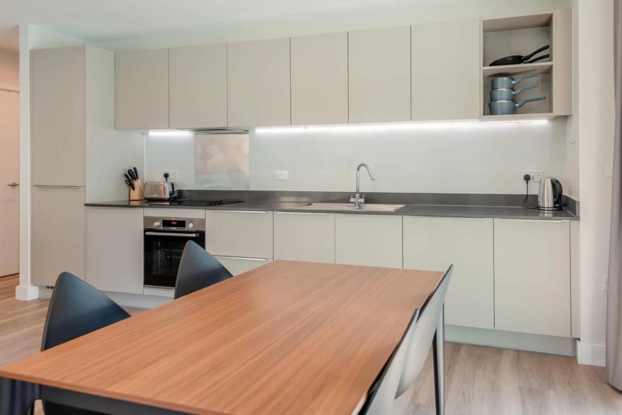 Modern Apartments In Brentford 2 Minutes Walk From Kew Bridge ภายนอก รูปภาพ